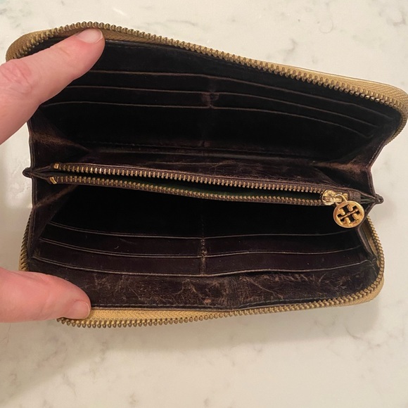 Tory Burch gold zipper wallet with gold logo - Picture 7 of 9